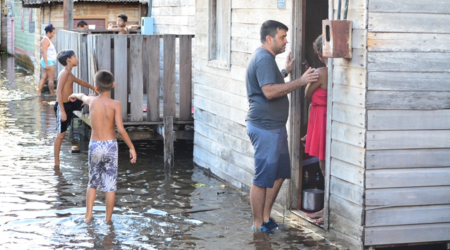 Prefeito visita moradores afetados pela cheia do rio Jari.